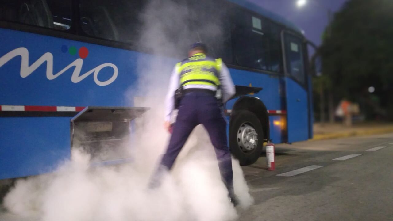 Incendio en bus del MÍO en el norte de Cali. Septiembre 16 de 2024.