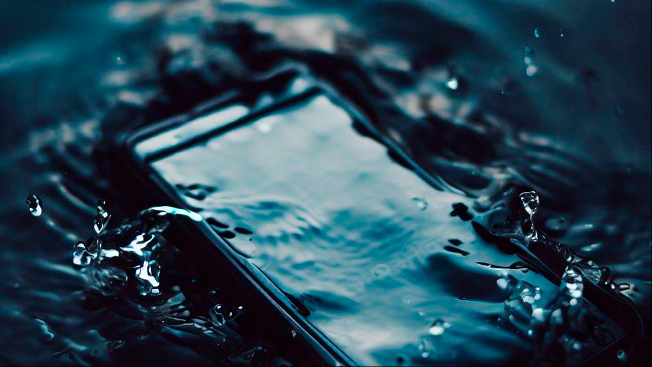 Un teléfono que cae en el agua puede sufrir serias fallas.
