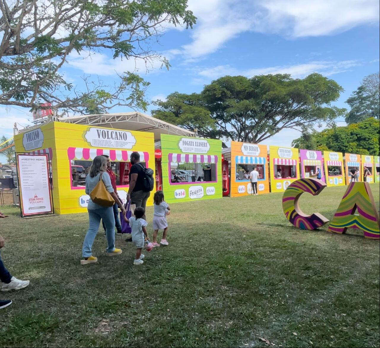 Las personas que asistan pueden estar, en la agenda académica, recorrer los pabellones, participar de las catas de café, de cerveza y de vino, recorrido por toda la zona de picnic, zona de restaurantes ir a comer delicioso, es un plan muy familiar.