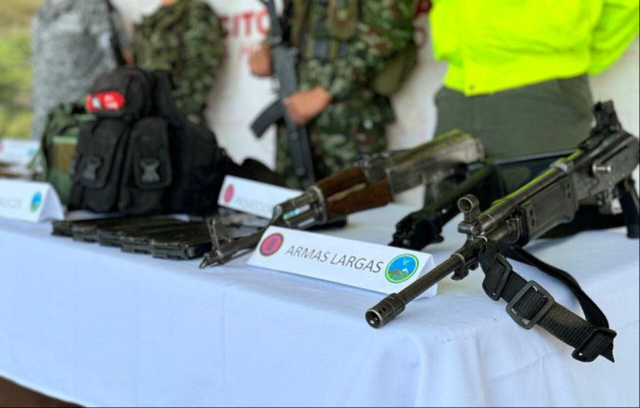 Estas armas fueron incautadas en el operativo.