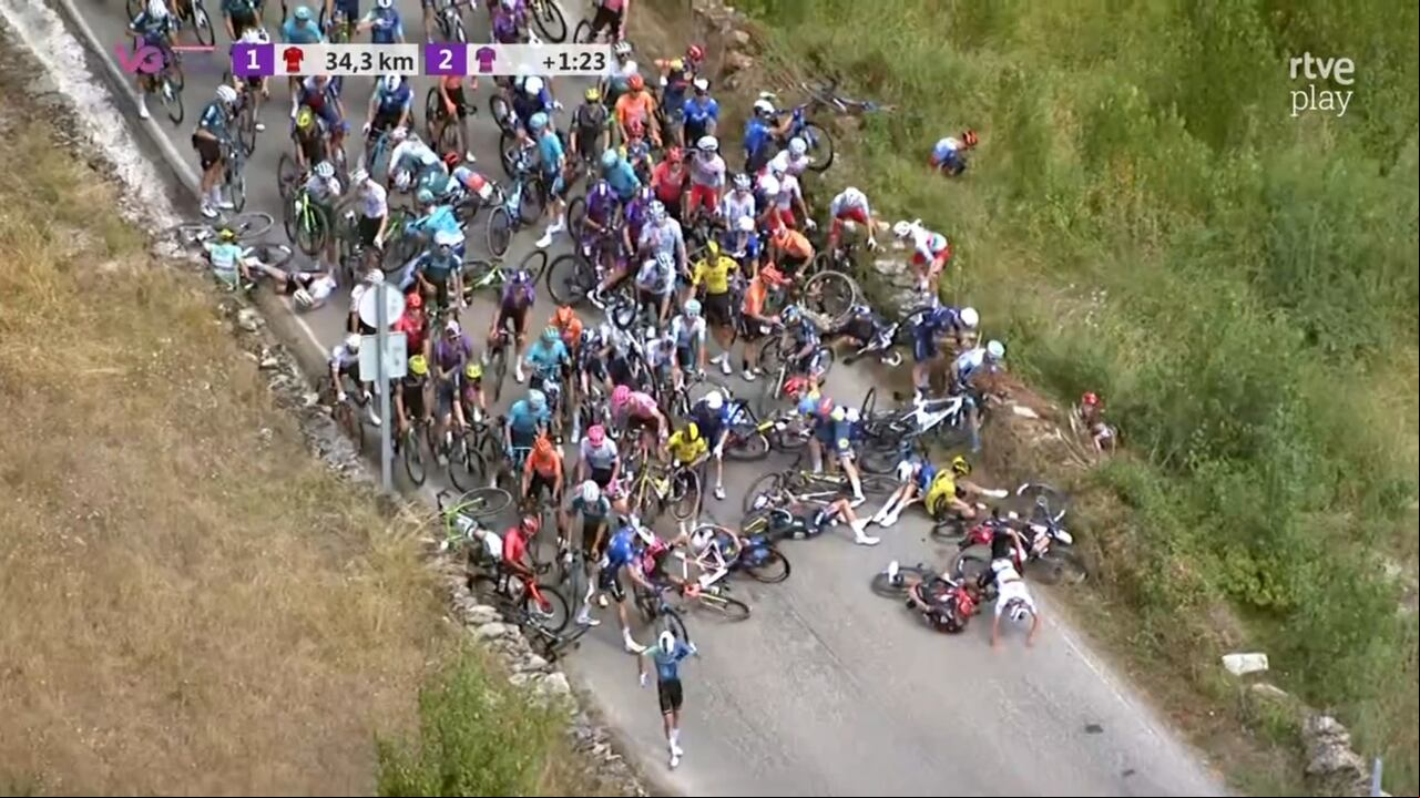 Imagen de la gran caída en la etapa 2 de la Vuelta a Burgos.