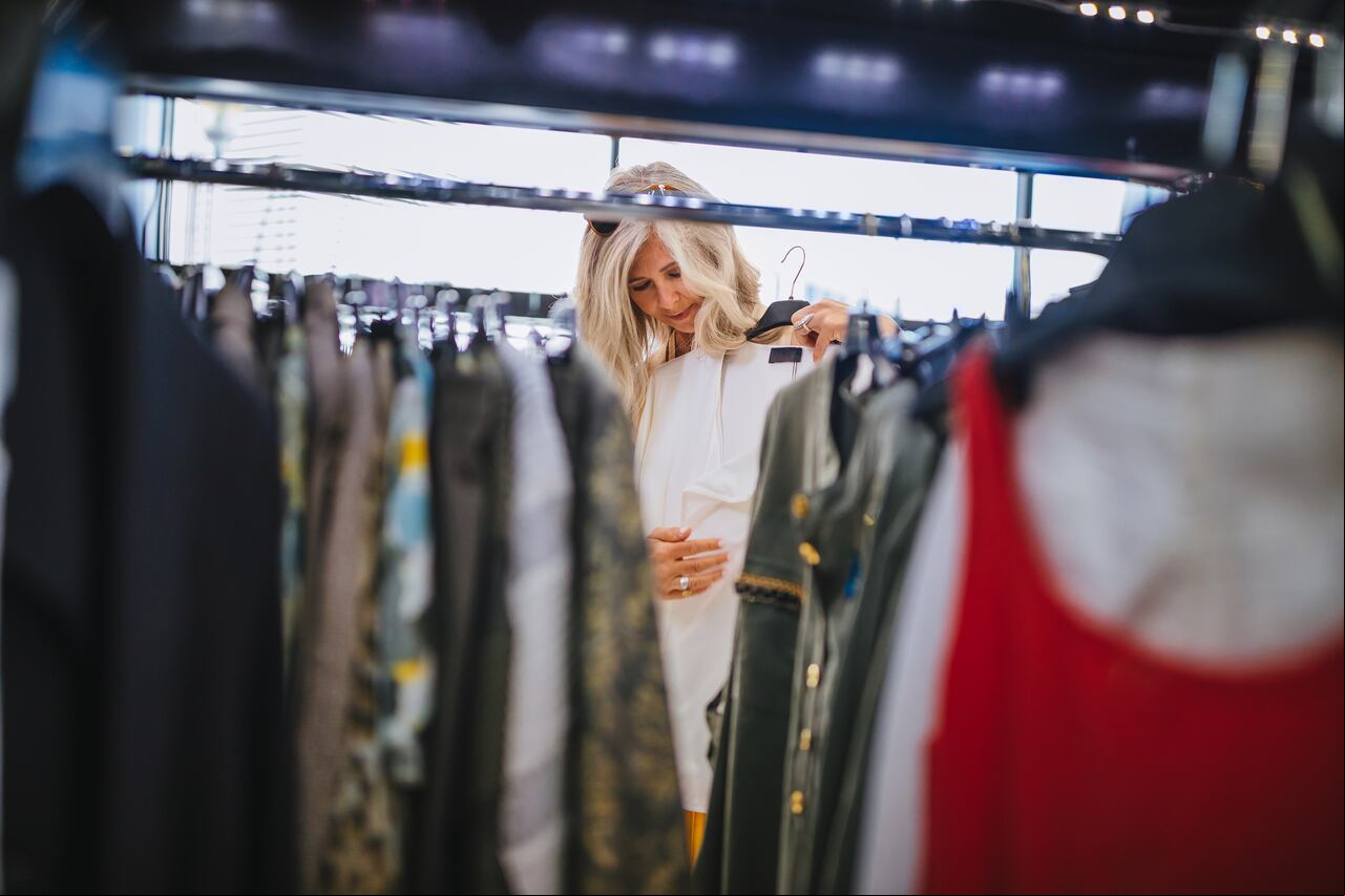 Mujer buscando ropa