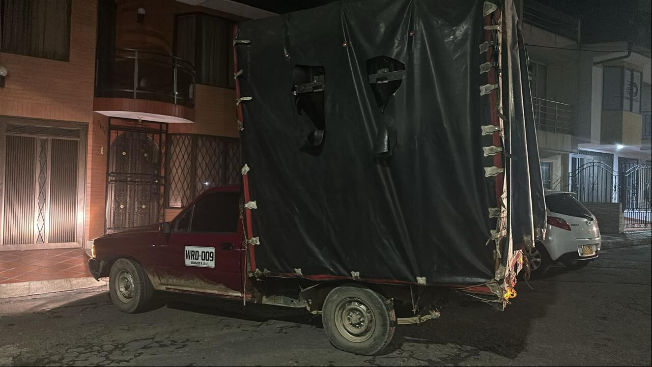 De acuerdo con la Policía, desde esta camioneta lanzaron los cilindros cargados con explosivos, luego de ubicar el automotor en una de las calles del barrio Santa Clara, el cual está ubicado a un lado de las instalaciones miliares.