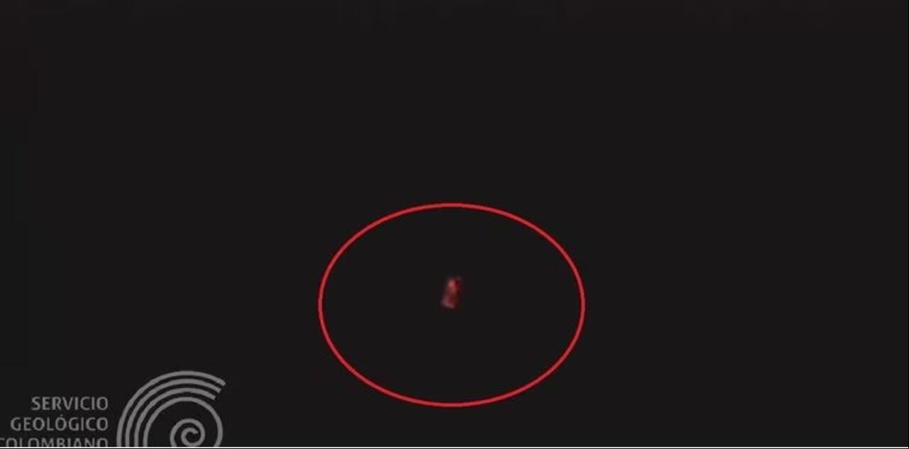 La extraña luz roja producida por las altas temperaturas del volcán.
