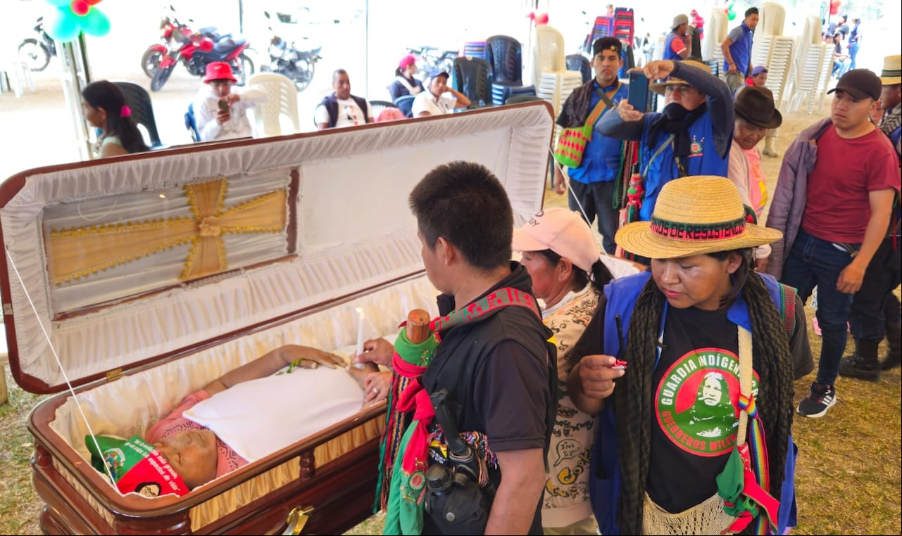 La líder indígena Carmelina Yule es velada en la vereda La Boga, en el Cauca.
Foto: Raúl Palacios