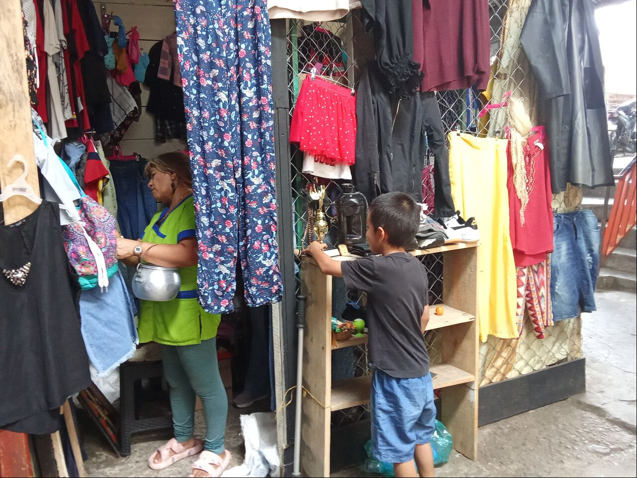 En este local de la plaza de Mercado de Popayán se consiguen toda clase de artículos de segunda.