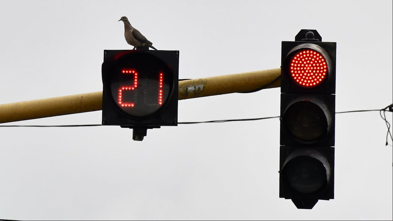 Cali: Semáforos nuevos y viejos sin funcionar y en mal estado son uno de los mayores causantes del caos vehicular de la ciudad. foto José L Guzmán. El País