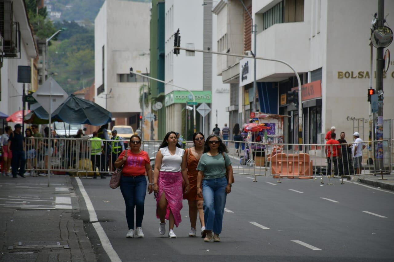 En el sector, diariamente hay agentes de tránsito para verificar que los cierres viales se cumplan a cabalidad.