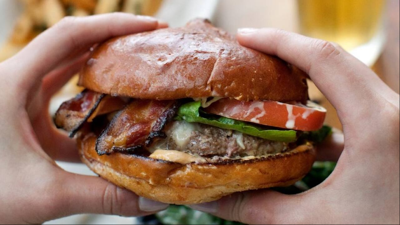 La hamburguesas también se puede consumir por su contenido de energía, proteínas, grasas, sodio, hierro y fósforo. Foto Gettyimages.