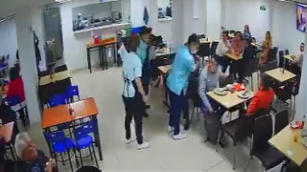 Un grupo de meseros se percató de lo que sucedía y enfrentó a los ladrones.
