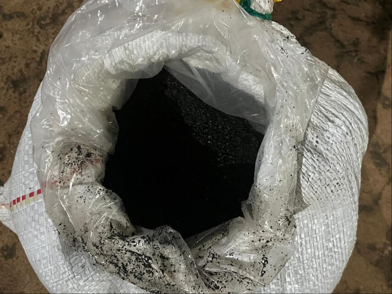 El coltán es extraído de forma ilícita en los departamentos de Guainía
y Vichada, y luego es sacado
del país a través de los puertos marítimos de Buenaventura y Cartagena.
