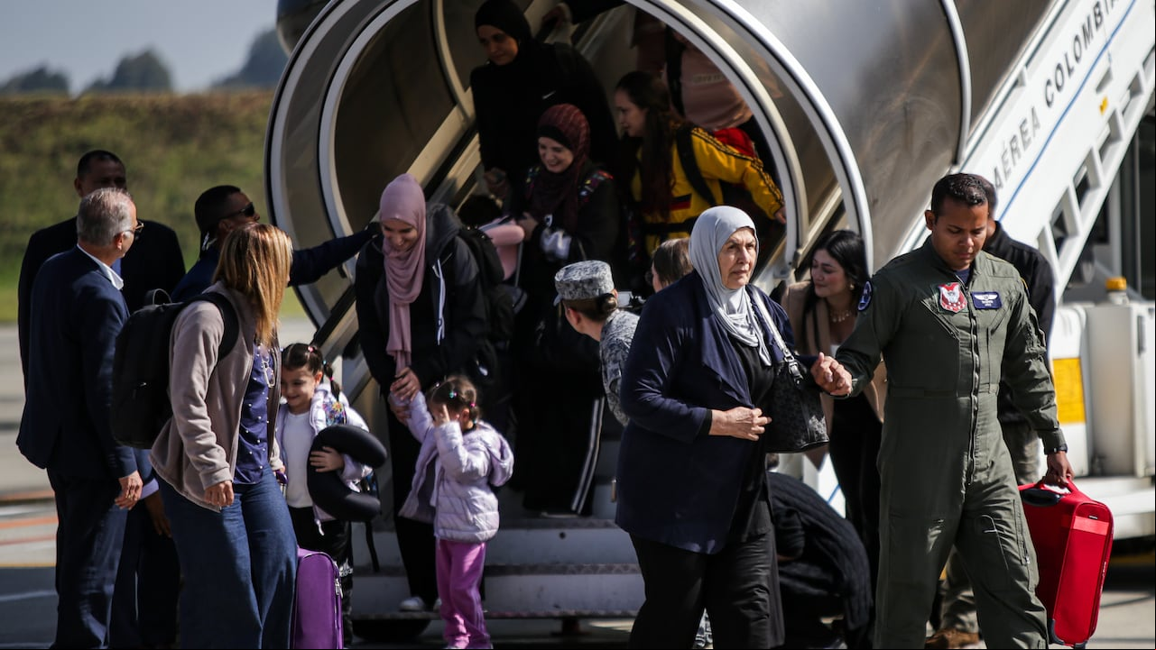 Llegada del primer vuelo humanitario desde Beirut, Líbano, el cual trajo d e vuelta a 117 colombianos y 14 extranjeros. (Colprensa - Mariano Vimos)