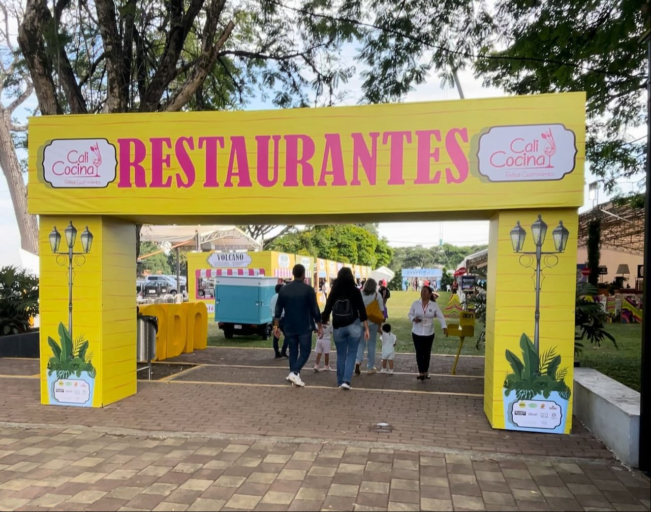 Las personas que asistan pueden estar, en la agenda académica, recorrer los pabellones, participar de las catas de café, de cerveza y de vino, recorrido por toda la zona de picnic, zona de restaurantes, ir a comer delicioso, es un plan muy familiar.