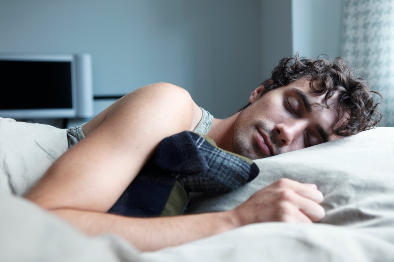 ¿Qué significado tiene dormir del lado izquierdo o derecho de la cama?