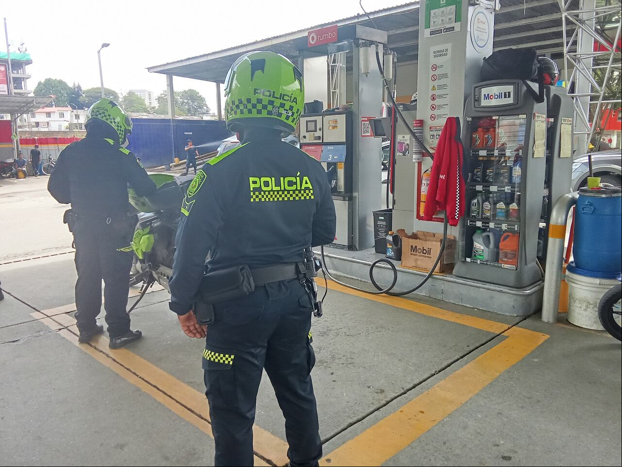 En algunas estaciones de servicio de la capital del Cauca solo suministran gasolina y diesel a los integrantes de la fuerza pública, entidades istrativas y personal sanitario, medida que busca garantizar el funcionamiento de estas entidades en la ciudad durante el tiempo que se registren los bloqueos en la Panamericana.