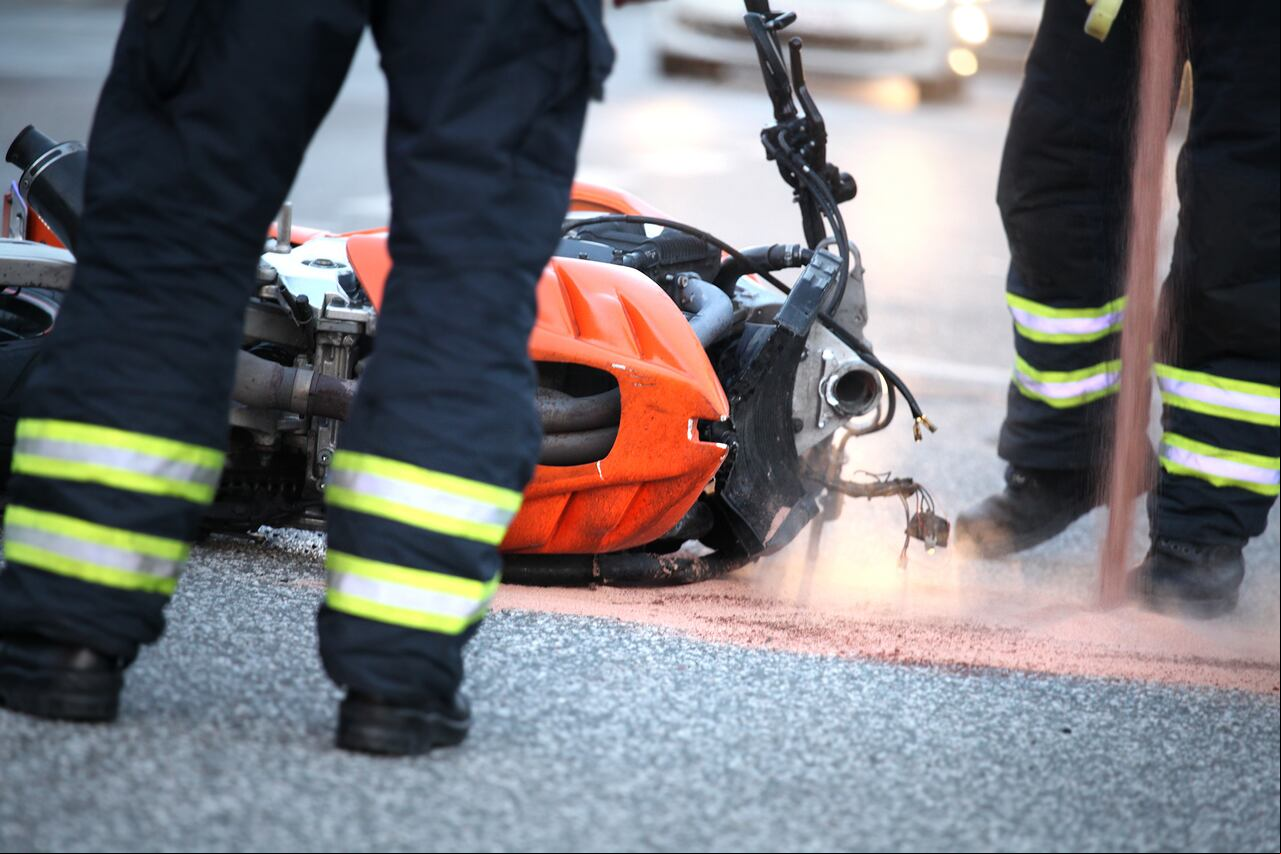 Motociclista se accidenta y el hecho es atendido por las autoridades.