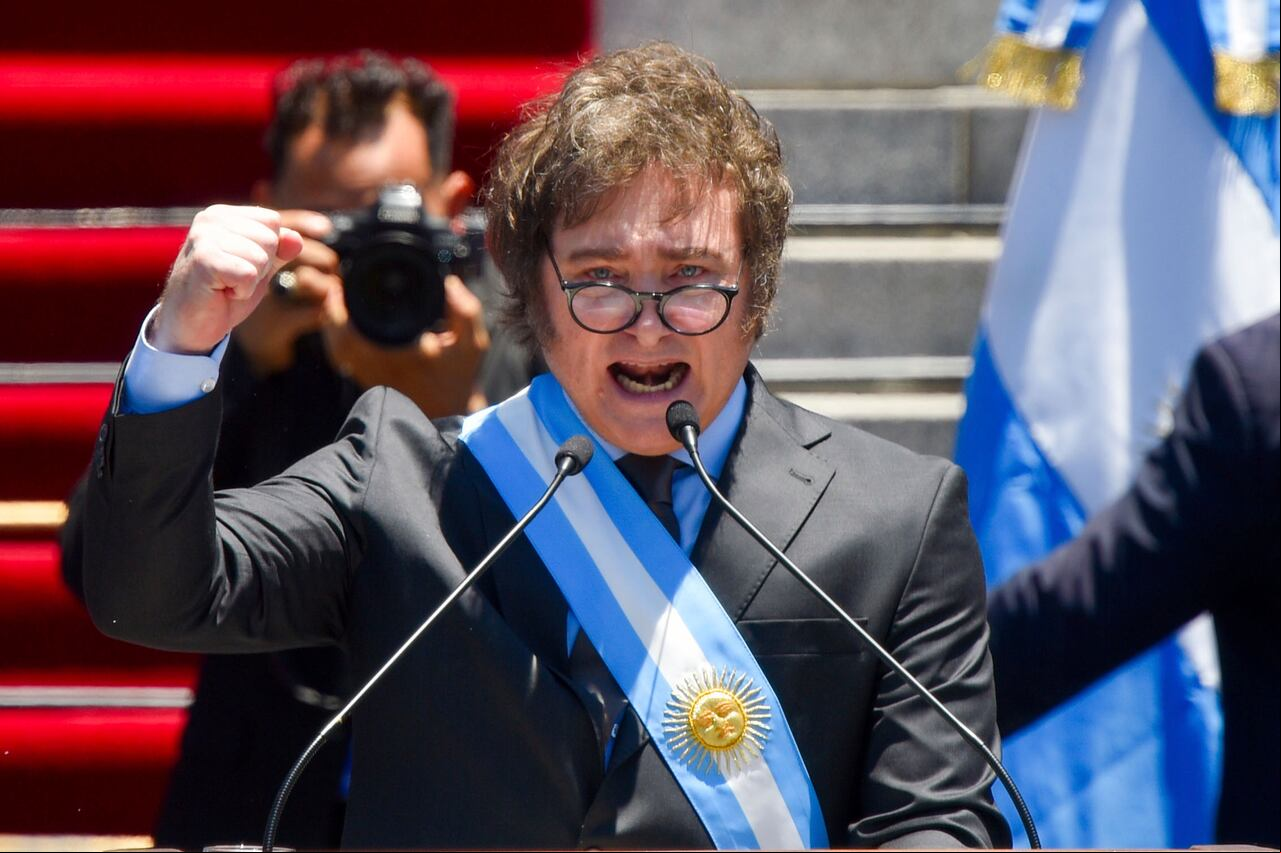 ARCHIVO - El recién juramentado presidente de Argentina, Javier Milei, habla frente al Congreso en Buenos Aires, Argentina, el 10 de diciembre de 2023. (AP Foto/Gustavo Garello, Archivo)