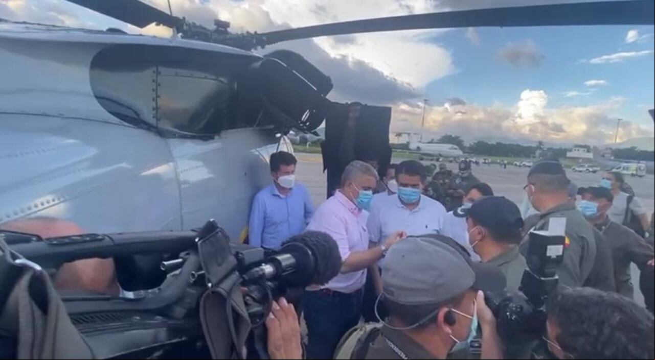 El presidente inspecciona el helicóptero en el que viajaba y que fue atacado a tiros en Sardinata, Norte de Santander.