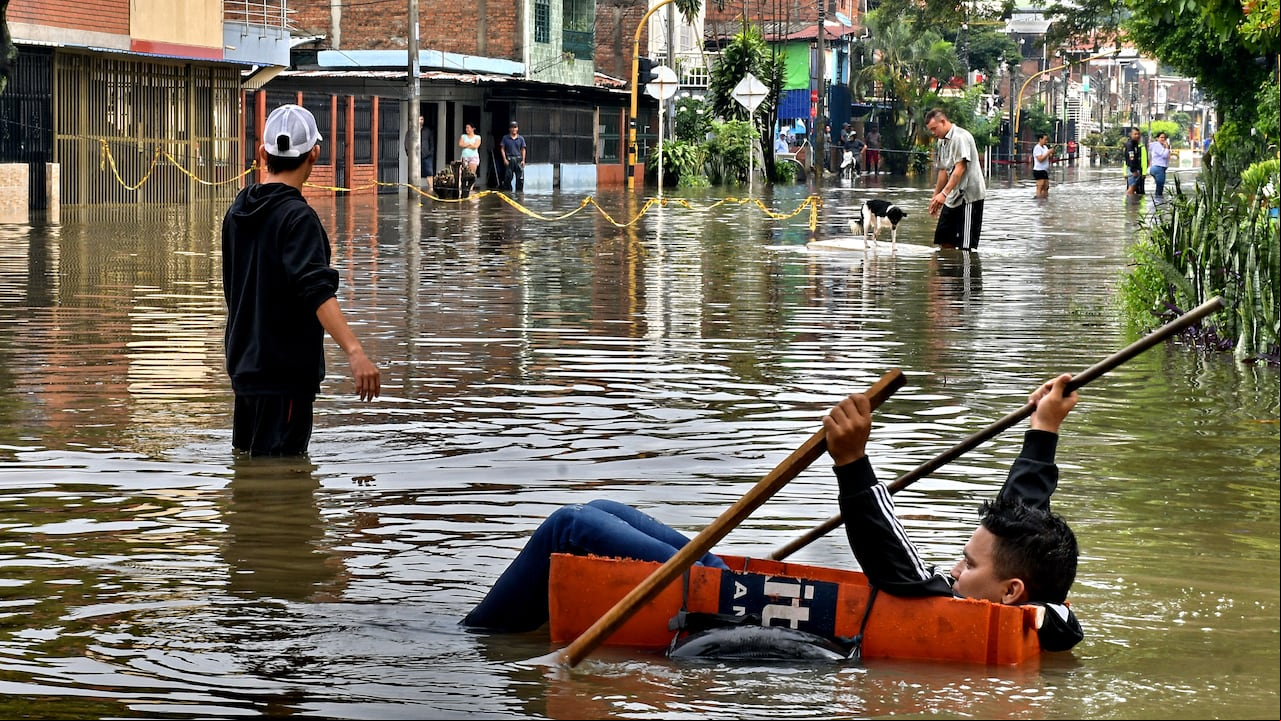 Inundaciones en el oriente de Cali tras lluvias en la madrugada de este martes. fotos Raúl Palacios