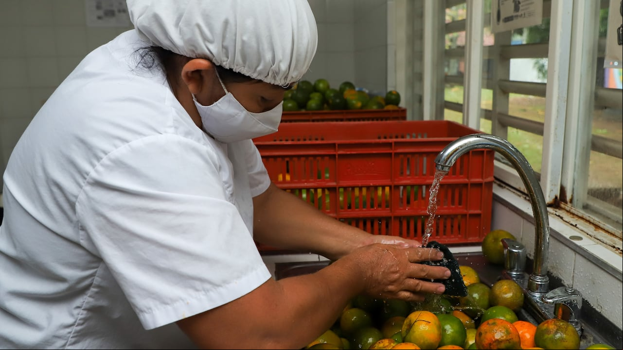 El PAE en Cali en la lupa de las autoridades por presuntas galletas vencidas, bajas porciones y pasteles con hongos.