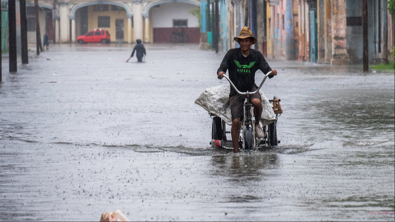 La tormenta tropical Idalia se fortaleció hasta convertirse en huracán este martes y los meteorólogos pronostican que se volverá "extremadamente peligrosa" antes de tocar tierra el miércoles en Florida, Estados Unidos.