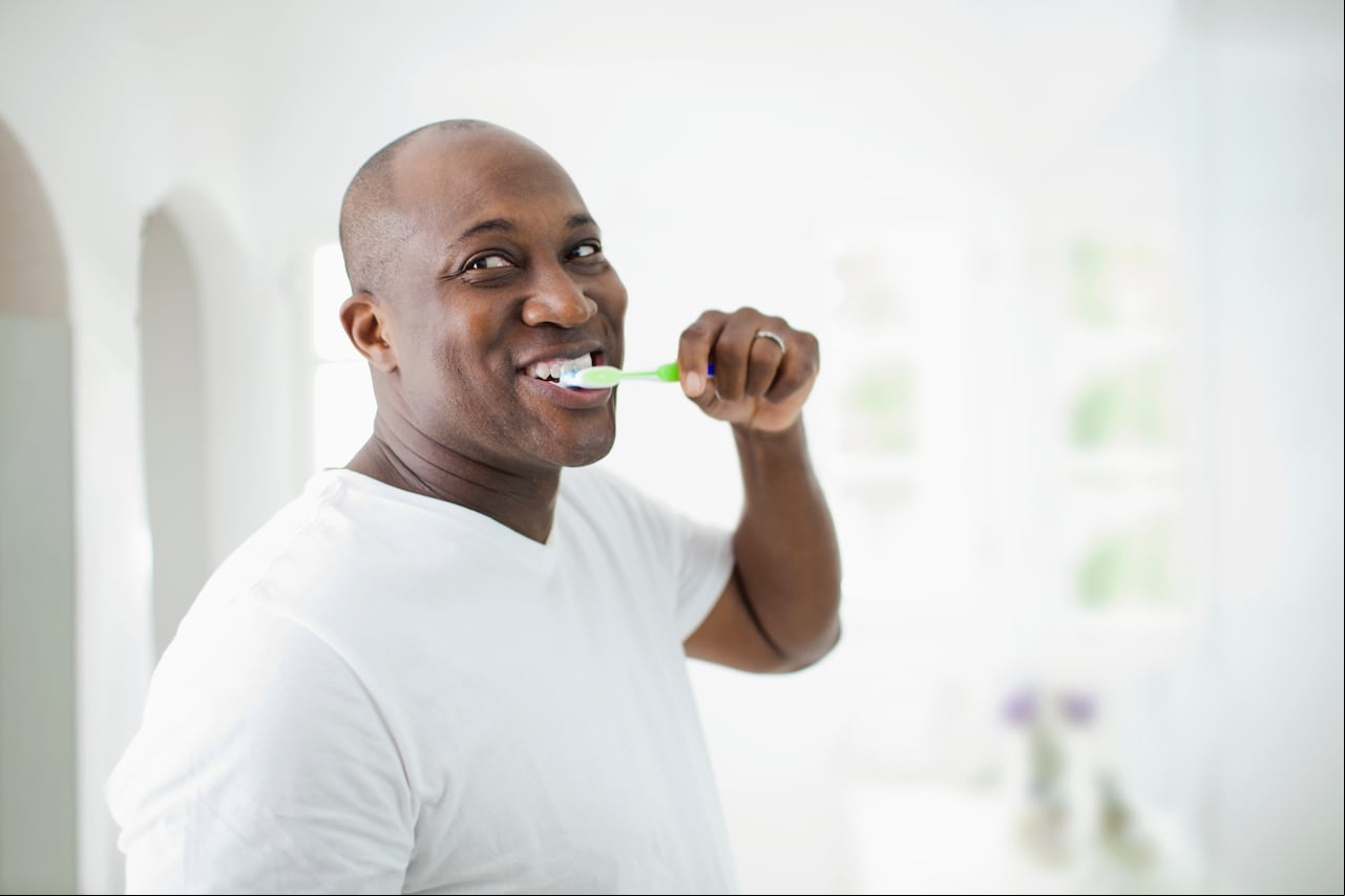 Cepillar los dientes con bicarbonato de sodio puede mejorar el aspecto del esmalte dental.