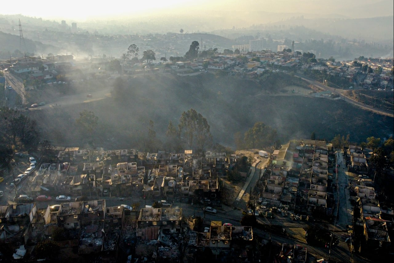 Científicos afirman que el cambio climático crea condiciones que elevan el riesgo de sequías e incendios forestales como los que ahora golpean al país sudamericano.