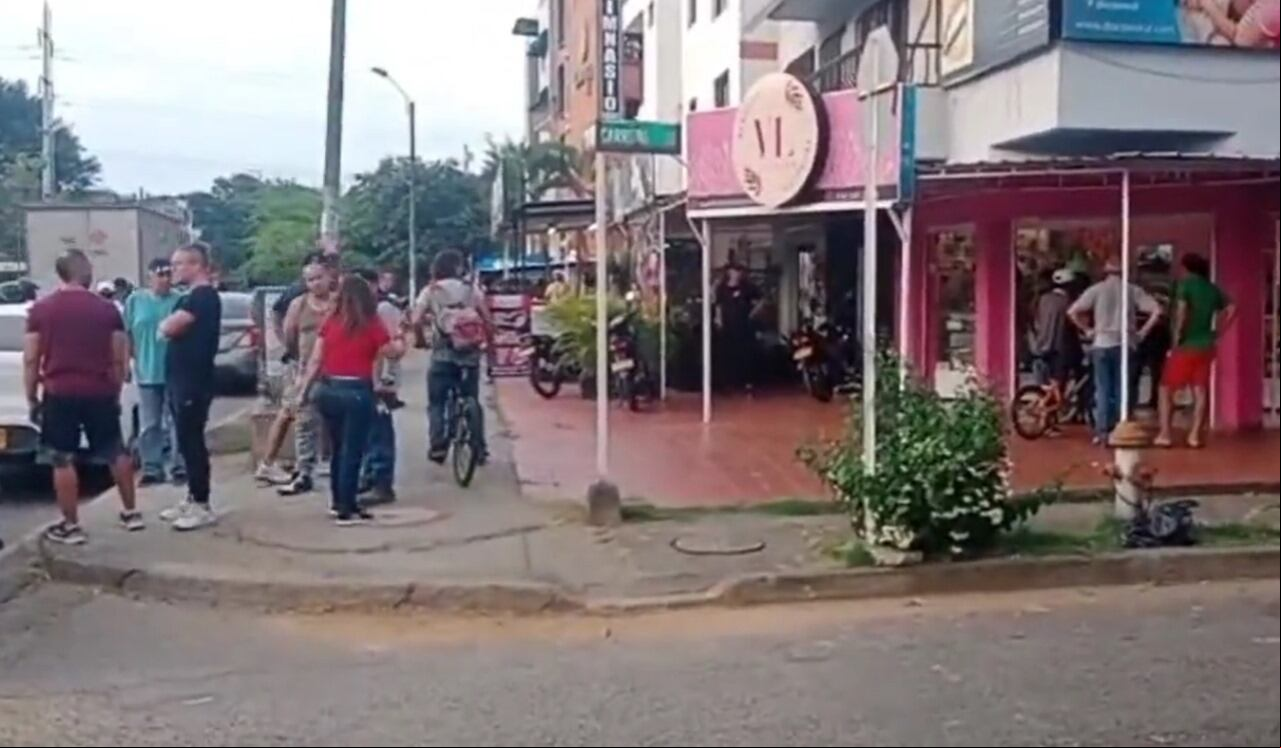 En este local comercial del barrio El Caney ocurrieron los hechos que dejaron en una condición de salud crítica a la mujer.
