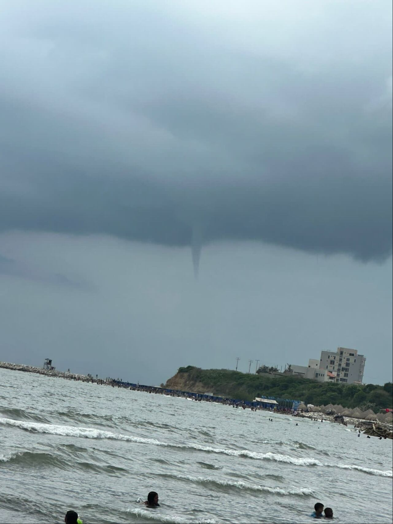 Tromba marina se formó el domingo 25 de junio en Puerto Colombia. Foto: Twitter @elheraldoco