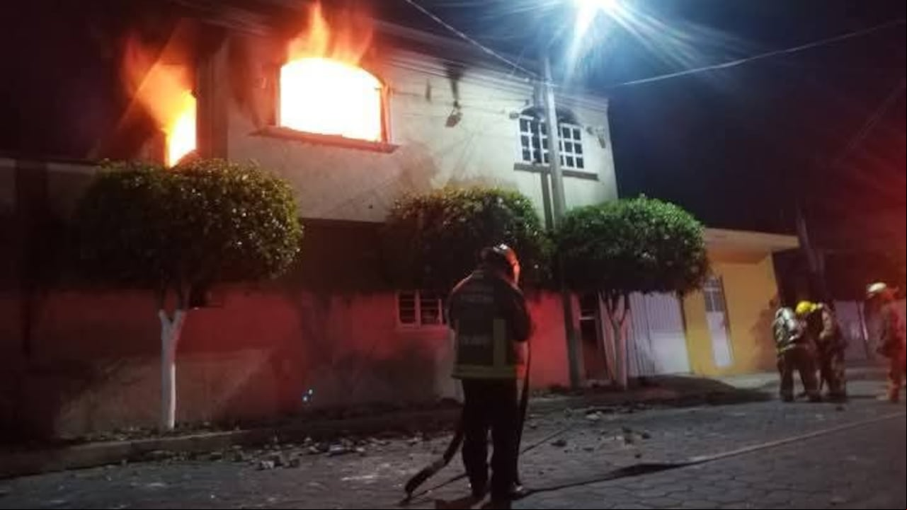 Golpean a joven vendedor de piñas en México. Comunidad lo defendió y quemó la vivienda de los presuntos agresores.