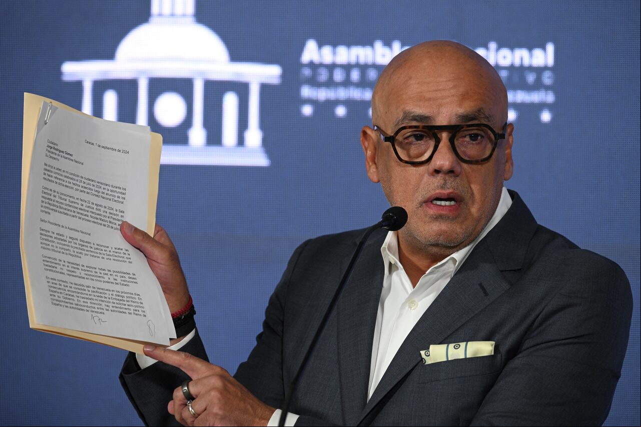El presidente de la Asamblea Nacional Jorge Rodríguez muestra la supuesta carta del candidato opositor Edmundo González Urrutia durante una conferencia de prensa en la Asamblea Nacional en Caracas el 18 de septiembre de 2024. El gobierno venezolano dio a conocer una supuesta carta de González Urrutia, en la que informó a las autoridades. de su decisión de solicitar asilo en España y dijo que “acatará” el fallo judicial que validó la reelección del presidente Nicolás Maduro.