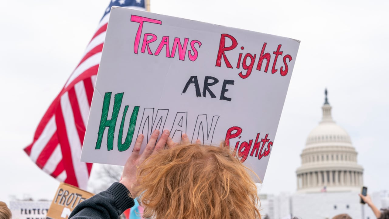 Un grupo de personas asiste a una concentración en el marco del Día de la Visibilidad Transgénero, el viernes 31 de marzo de 2023, junto al Capitolio en Washington. (AP foto/Jacquelyn Martin, archivo)