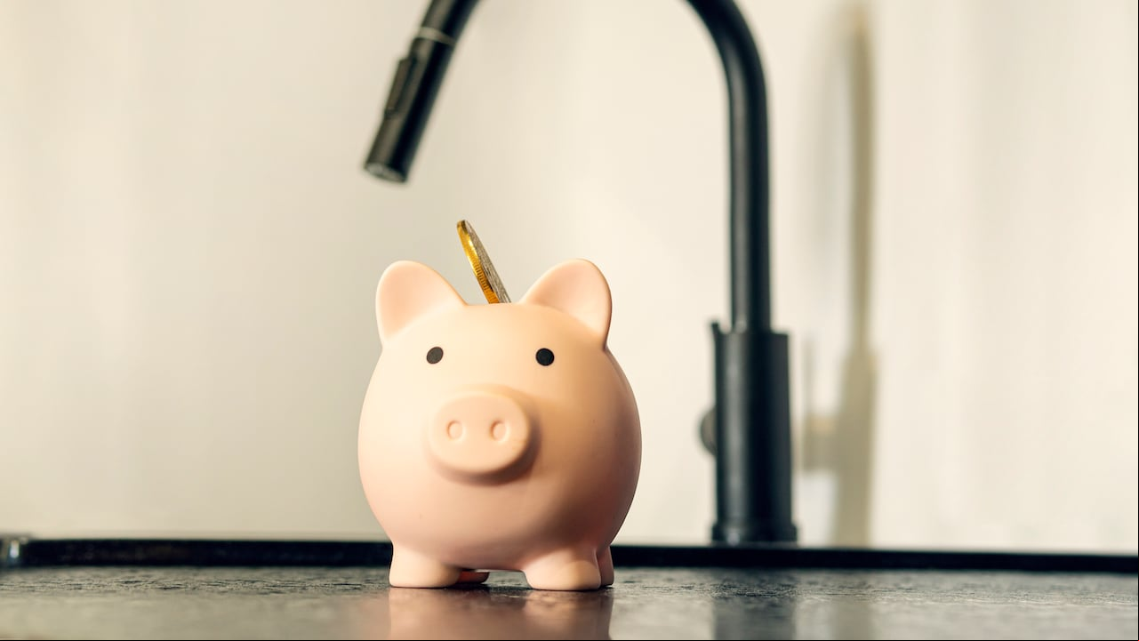 Se presentan estrategias para ser más consciente del agua en la vida diaria.