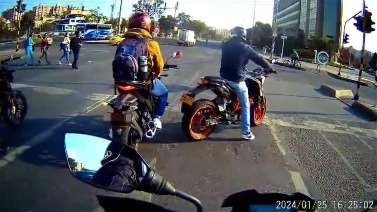 El hombre aprovechó un semáforo para poder cometer el hurto.
