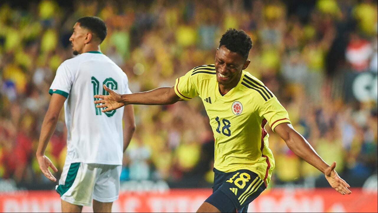 VALENCIA, ESPAÑA - 16 DE JUNIO: Mateo Cassierra de Colombia celebra después de marcar el primer gol de su equipo durante el partido amistoso internacional entre Colombia e Irak en el Estadio Mestalla el 16 de junio de 2023 en Valencia, España. (Foto de María José Segovia/DeFodi Images vía Getty Images)
