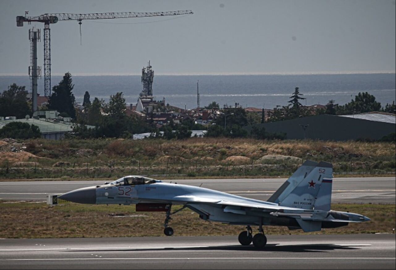 El avión Let L-410 estaba patrullando en el espacio aéreo internacional en la región de despliegue rumana el viernes cuando se le aproximó un Sujoi Su-35 ruso, hizo saber en la víspera la agencia de protección fronteriza polaca.
(Photo by Islam Yakut/Anadolu Agency via Getty Images)