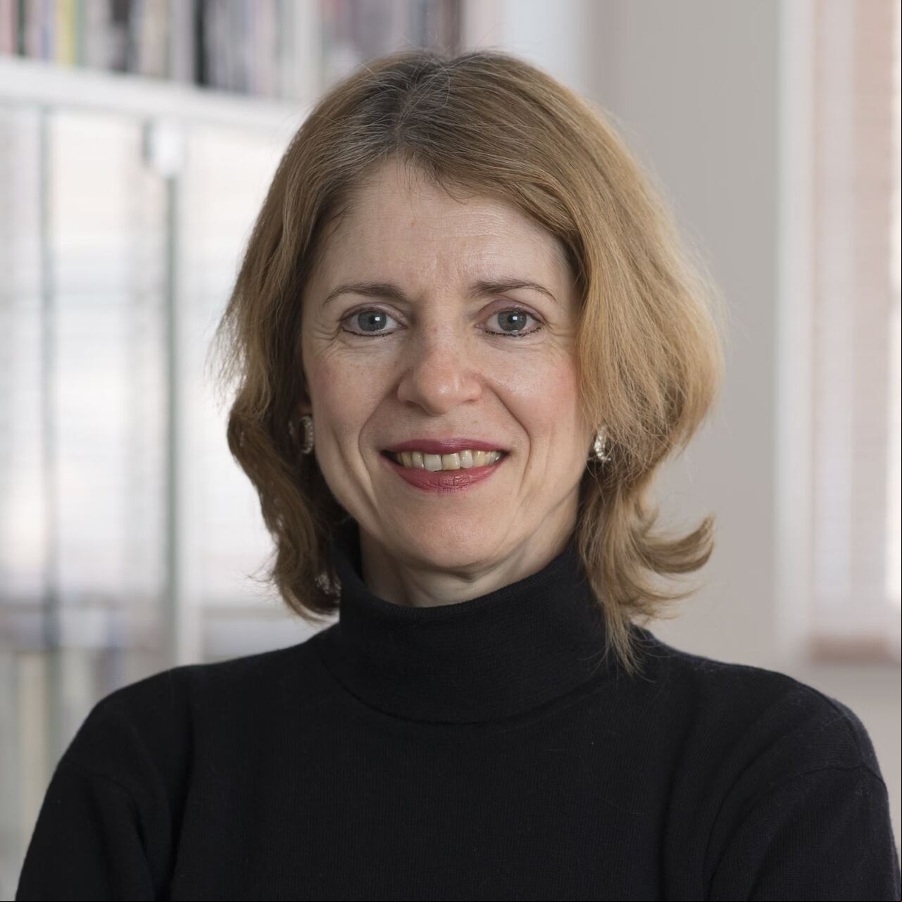 Epidemióloga de la Universidad de Harvard y con doctorado en bioestadística de la Universidad de Cambridge.