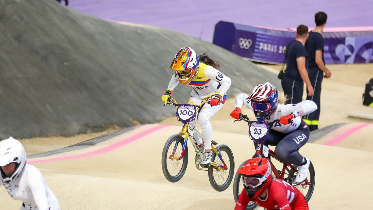 Mariana Pajón (centro) en una de las rondas de clasificación del BMX racing de los Juegos Olímpicos de París 2024.