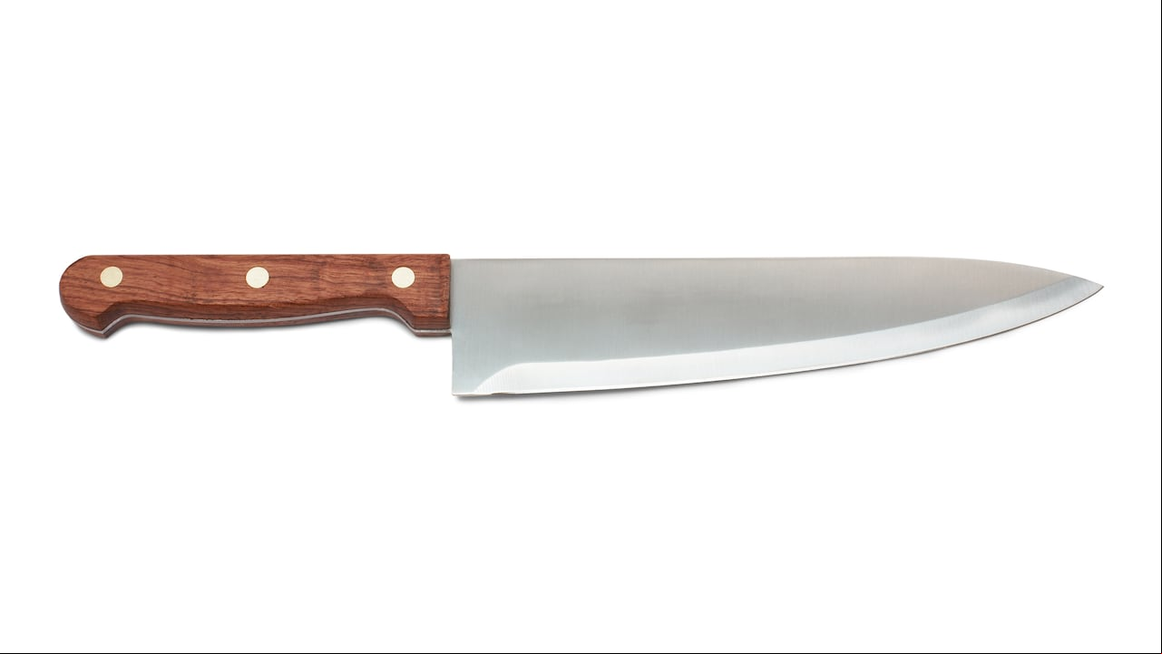 Un cuchillo es fundamental a la hora de preparar un plato de comida.