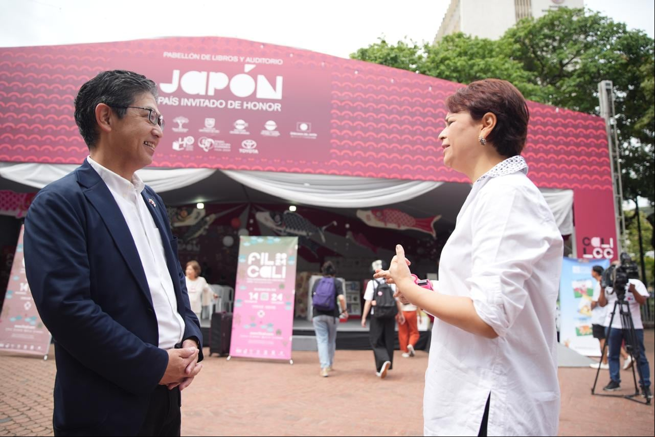 Takasugi Masahiro, embajador de Japón en Colombia, junto a la directora de FIL Cali, la escritora Paola Guevara.