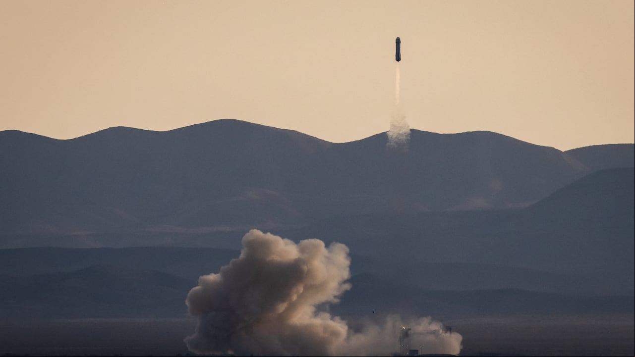 Este lunes se dio el primer vuelo suborbital con una tripulación exclusivamente femenina.