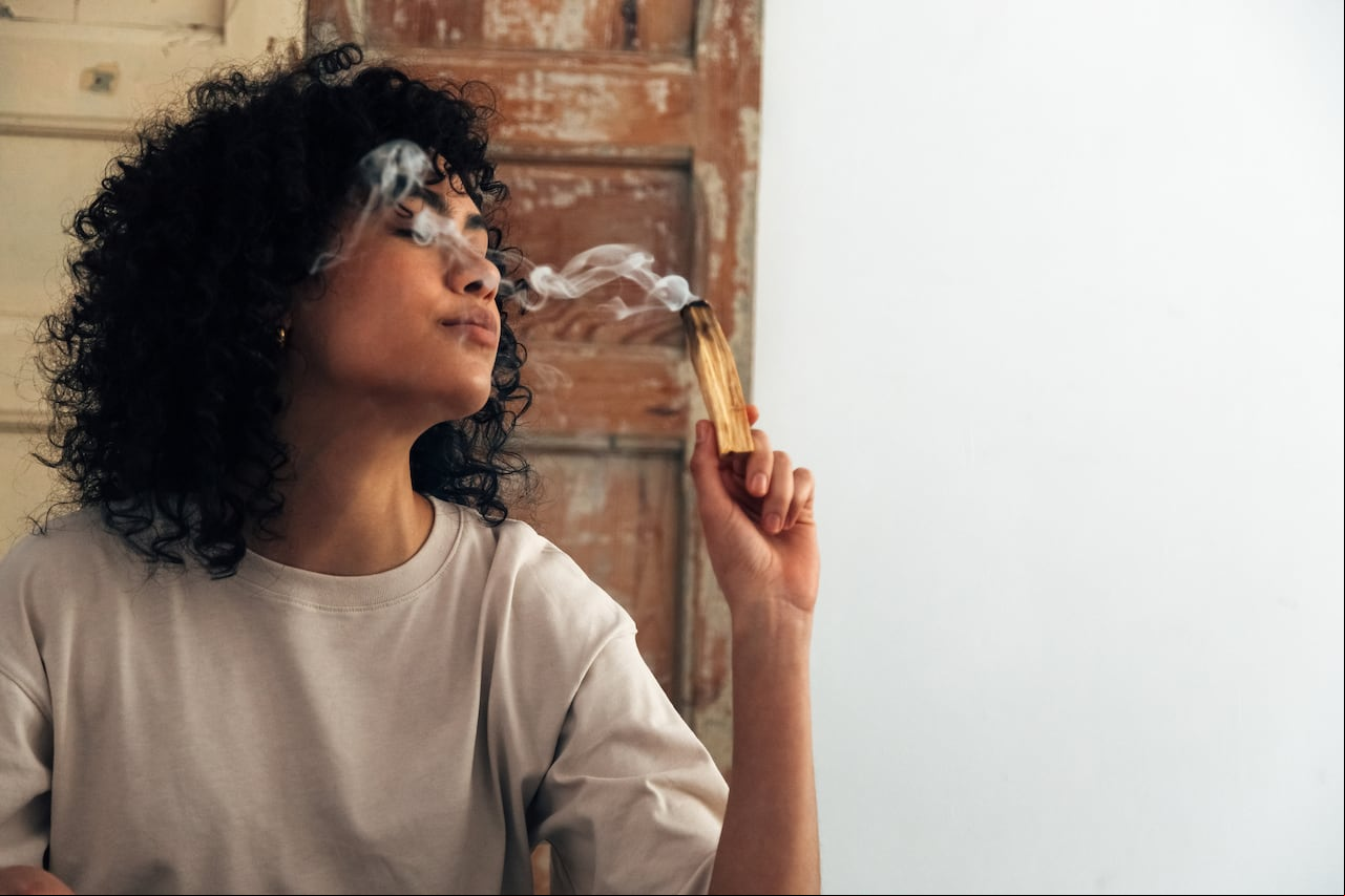 Descubra cómo transformar la vida a través de rituales efectivos con palo santo