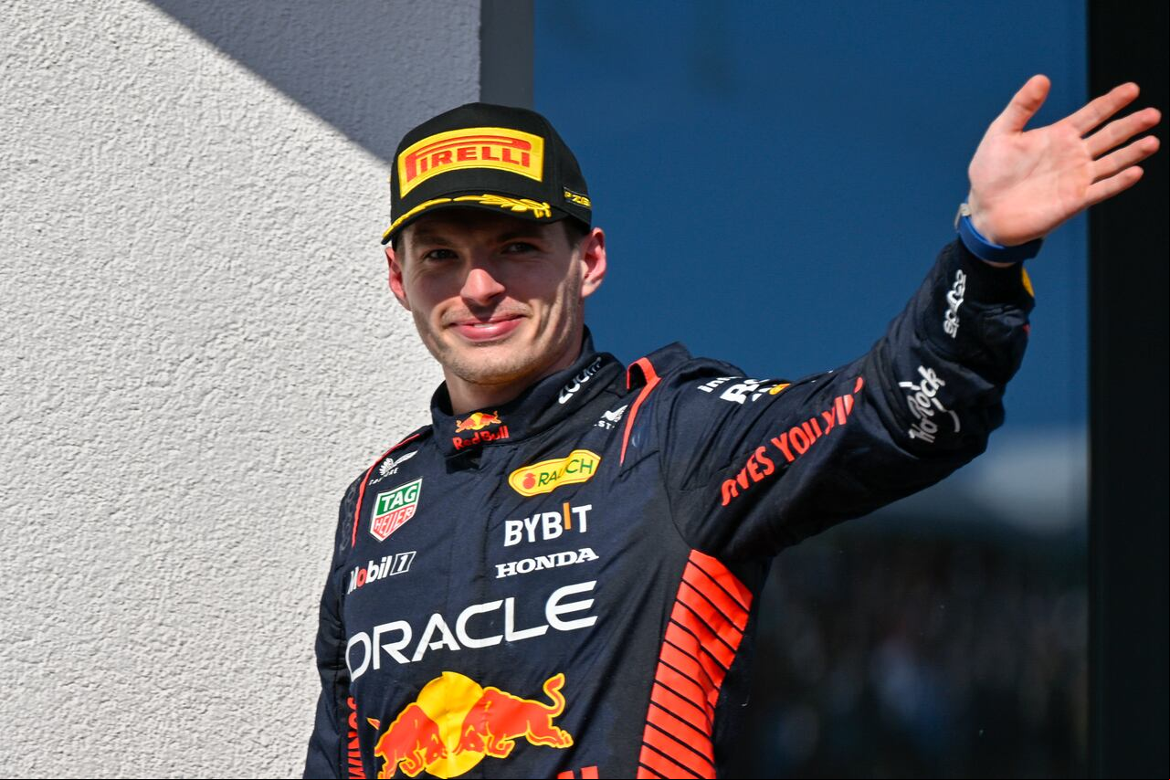 El piloto neerlandés de Fórmula Uno Max Verstappen de Red Bull Racing celebra en el podio después de ganar el Gran Premio de Hungría de Fórmula Uno, en el circuito de Hungaroring en Mogyorod, cerca de Budapest, Hungría, el domingo 23 de julio de 2023. (Foto AP/Denes Erdos)