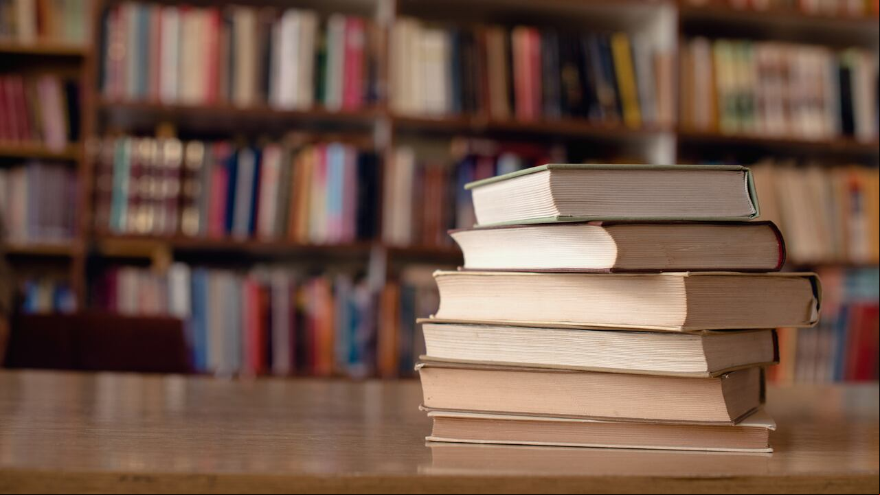Cerca de libros en el escritorio de la biblioteca.