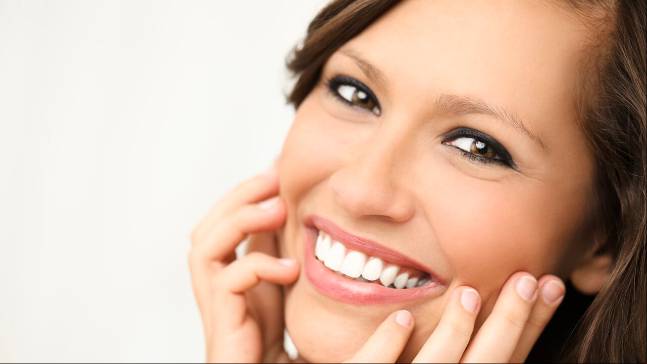 Unos dientes blancos te harán lucir una hermosa sonrisa