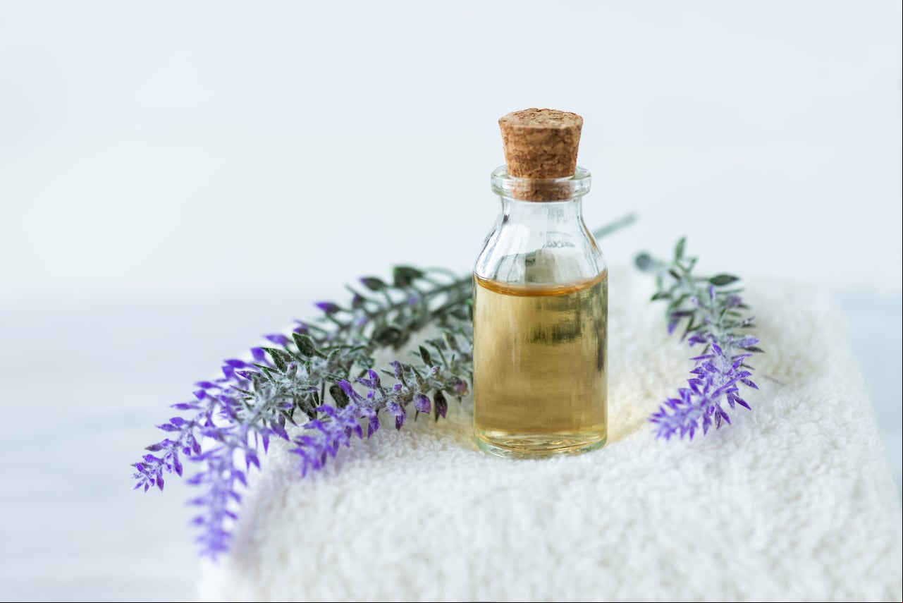 El aceite de lavanda es una buena opción para acabar con los hongos en los pies.