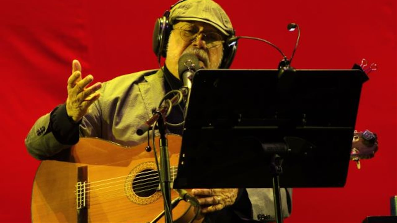 Silvio Rodríguez es un cantante cubano dedicado a la música social y de protesta.