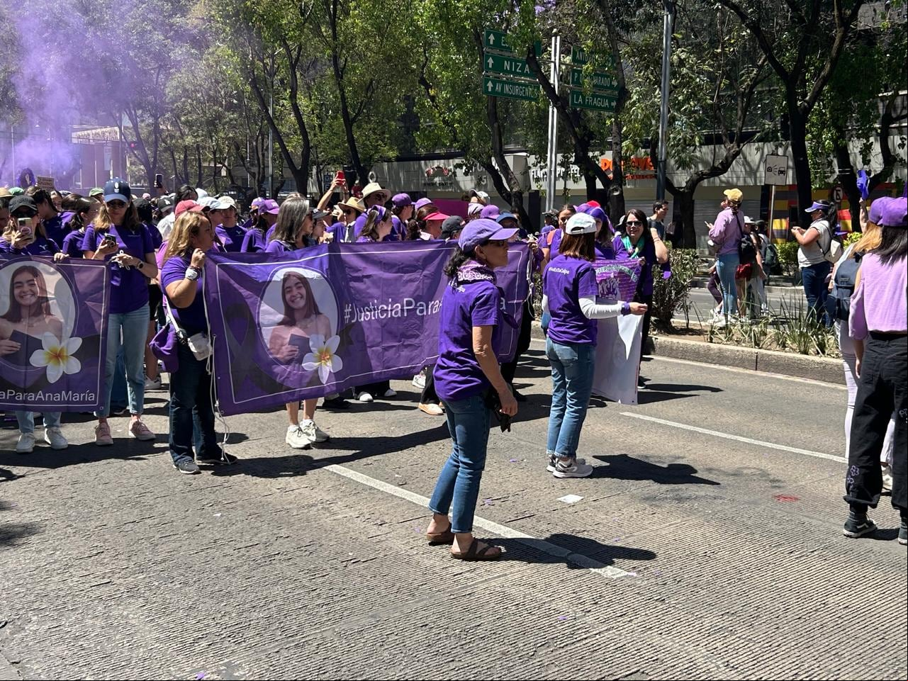 Aunque la joven había comentado a algunos amigos la relación que vivía con su novio e incluso a la psicóloga, horas antes de ser asesinada, nadie hizo nada por ayudarla. Con el Kit de Primeros Auxilios, la fundación busca brindar herramientas para salvar a muchas jóvenes. Foto: Fundación Naná / El País.