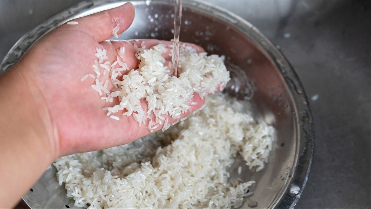La ciencia reveló si se debe o no lavar el arroz antes de cocinarlo.