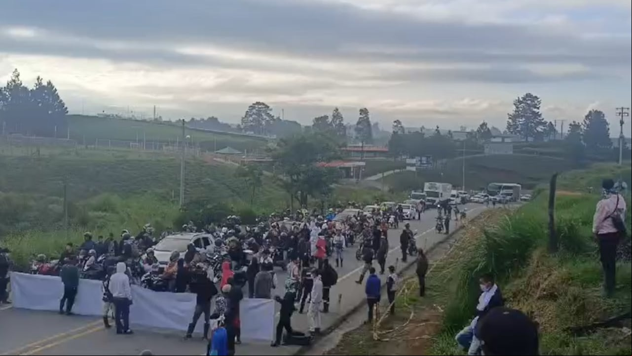 Campesinos de El Tambo y Argelia ejecutan bloqueos temporales en el sector de El Cofre de la vía Popayán-Cali, como forma de presionar diálogos con el presidente Gustavo Petro.